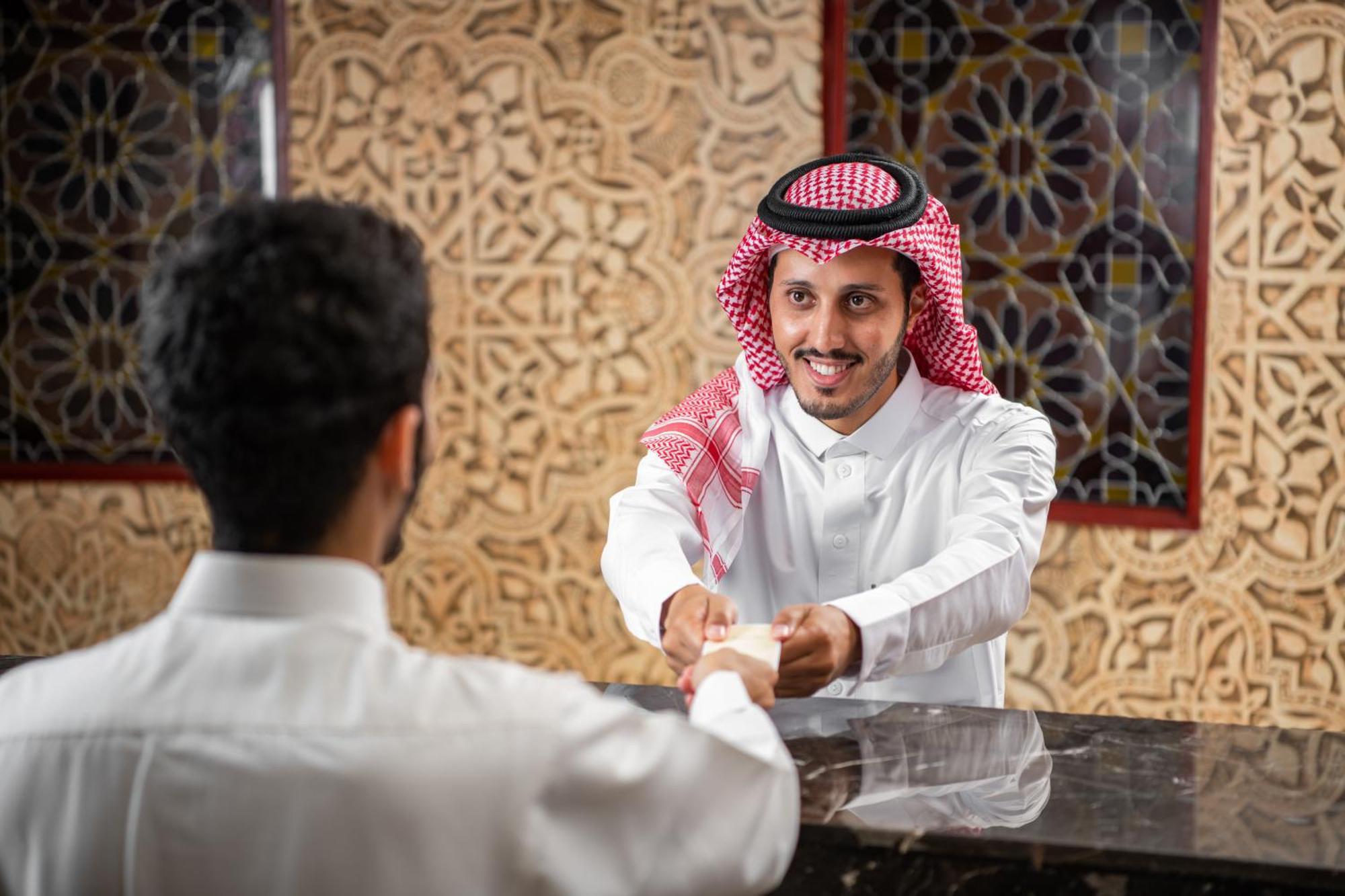 מלון מכה Al Shohada By Palm Rich Makkah מראה חיצוני תמונה Arab men greeting each other