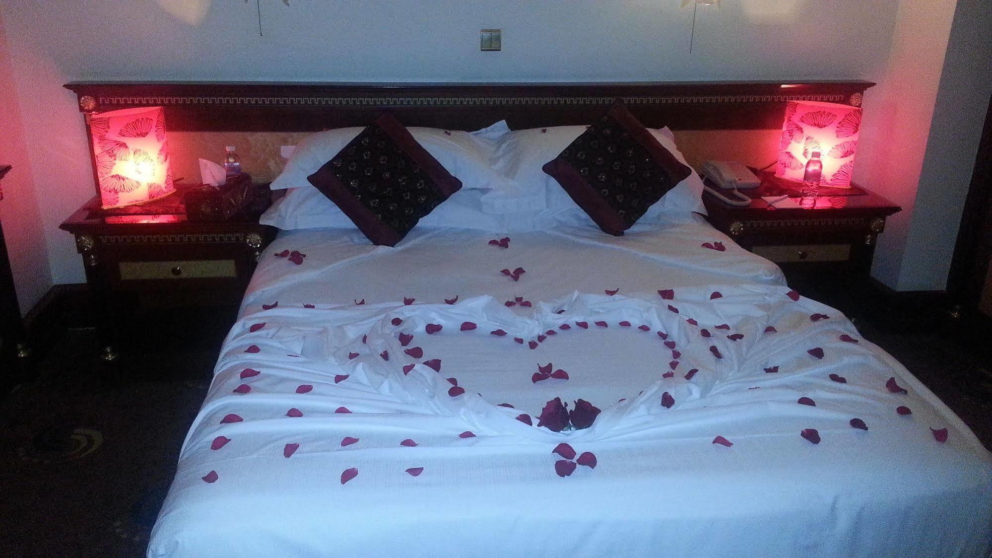 מלון מכה Al Shohada By Palm Rich Makkah מראה חיצוני תמונה A bed with rose petals